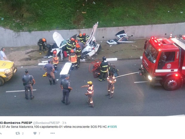 Um carro capotou na Rua Sena Madureira, na região da Vila Mariana, na manhã deste domingo (27), segundo os bombeiros. Ao menos uma pessoa estava inconsciente e foi socorrida para o Hospital das Clínicas (Foto: Reprodução/Twitter/Bombeiros)