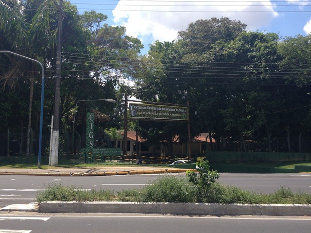 Entrada do Centro de Instrução de Guerra na Selva (CIGS), em Manaus. O símbolo do órgão militar é uma onça. A estátua do animal, no entanto, está coberta porque passa por reformas. Em 2 de março de 2014, o CIGS completará 50 anos de fundação (Foto: Kleber Tomaz/G1)