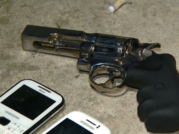 Arma apreendida com com suspeitos de roubo de carga em Campinas (Foto: Reprodução/EPTV)
