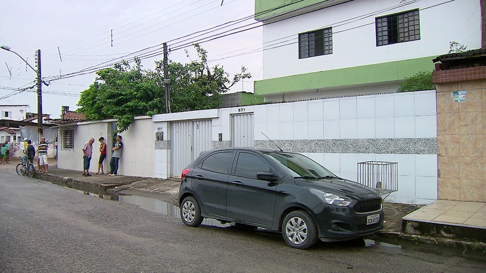 Crime aconteceu na rua Manoel Corte Real, no bairro do Engenho do Meio, na Zona Oeste do Recife (Foto: Reprodu&ccedil;&atilde;o/TV Globo)