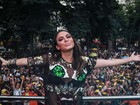 Alinne Rosa aposta em look sexy durante bloco de rua em São Paulo