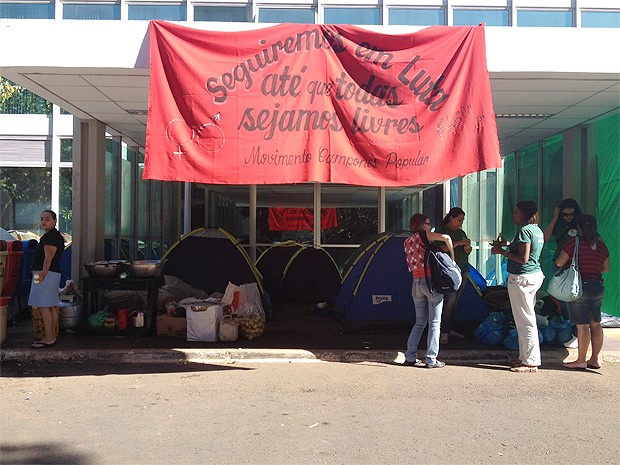 Cerca de 3,5 mil trabalhadores do Movimento Camponês Popular estão acampados em frente ao Ministério do Desenvolvimento Agrário, localizado na Esplanada dos Ministérios, em Brasília.  (Foto: Mariana Zoccoli/G1)