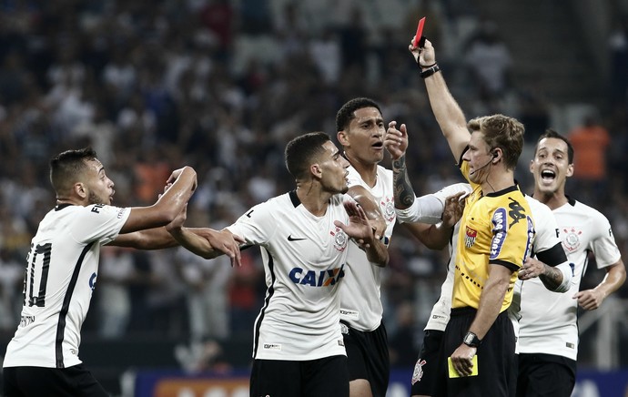 Árbitro que errou no Dérbi recebe broncas e afagos da FPF e da CBF