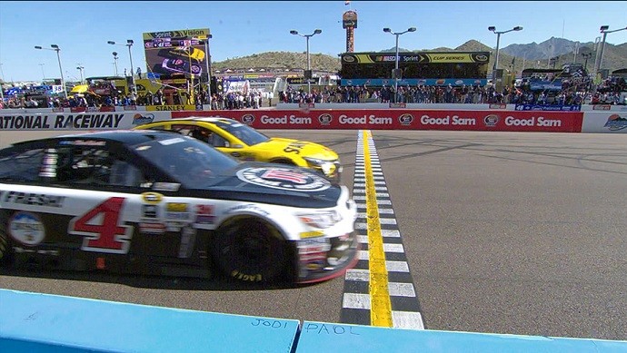 Kevin Harvick vence Carl Edwards por um centésimo em etapa da Nascar no Arizona