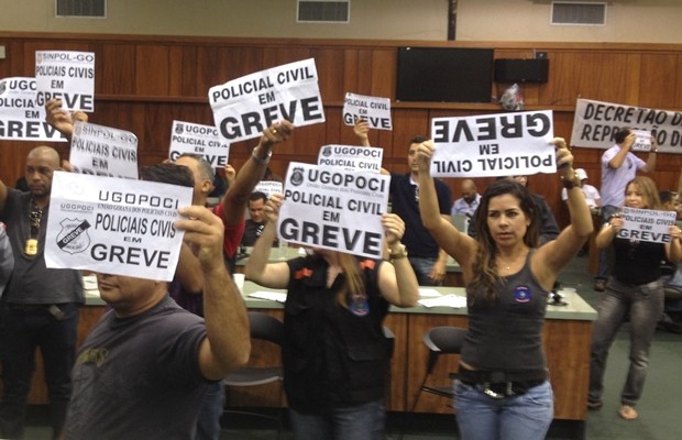 Polciais civis em greve ocupam Assembleia Legislativa de Goiás, em Goiânia (Foto: Gabriela Lima/G1)