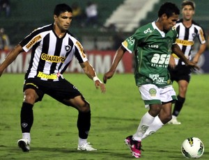 Renato e Fabinho disputam bola durante duelo entre Guarani e Botafogo (Foto: Rodrigo Villalba / Memory Press)