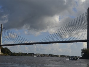 Catraias atravessam o Rio Oiapoque, que divide o Brasil da Guiana Francesa (Foto: Abinoan Santiago/G1) Catraias atravessam o Rio Oiapoque, que divide o Brasil da Guiana Francesa (Foto: Abinoan Santiago/G1)