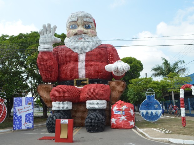 Papai Noel de garrafas pets tem 17 metros de altura (Foto: Pâmela Fernandes/G1)