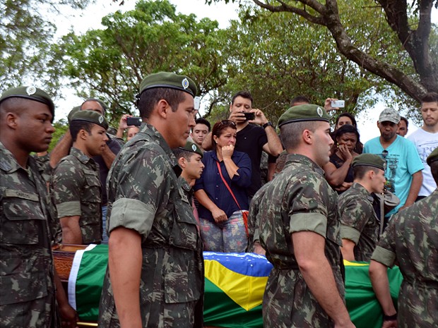 G1 Cabo morto no RJ é enterrado tributo de colegas da missão de