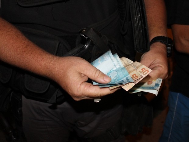 Idoso bêbado tentou subornar a polícia com R$ 300 (Foto: Romário Barros/Lei Seca Maricá) Idoso bêbado tentou subornar a polícia com R$ 300 (Foto: Romário Barros/Lei Seca Maricá)