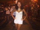 De shortinho, Ariadna cai no samba em ensaio de rua no Rio