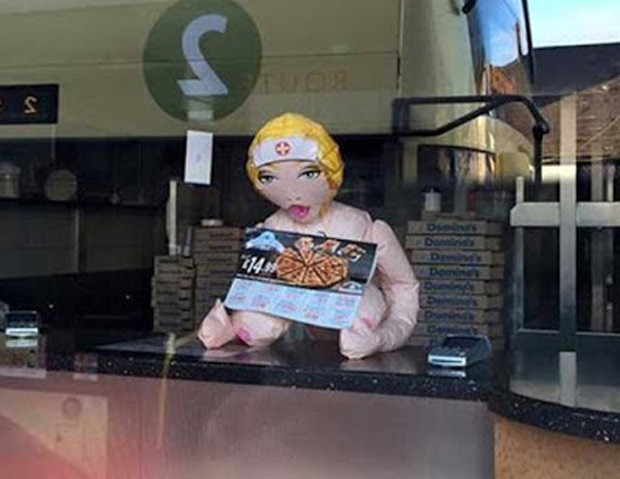 Funcionário colocou boneca inflável segurando menu no balcão de restaurante da rede de fast-food Domino’s  (Foto: Reprodução/Twitter/Faster Share)