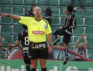 Heber Roberto Lopes apita Figueirense x Chapecoense (Foto: Luiz Henrique / FFC)