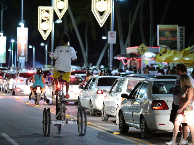 Wilson Xavier passeia livremente com a bicileta que ele mesmo criou (Foto: Jonathan Lins/G1)