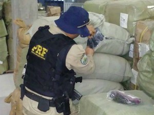 Segundo a PRF, produtos abasteceriam Feiraguai, alémd eoutros mercados populares (Foto: Divulgação/Polícia Rodoviária Federal) Segundo a PRF, produtos abasteceriam Feiraguai, alémd eoutros mercados populares (Foto: Divulgação/Polícia Rodoviária Federal)