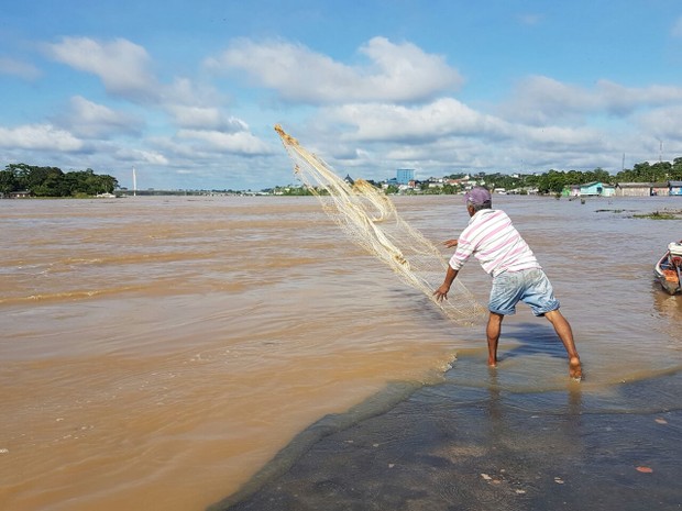 Bombeiros orientam que pescadores tenham mais cuidado com as águas do rio  (Foto: Anny Barbosa/G1)