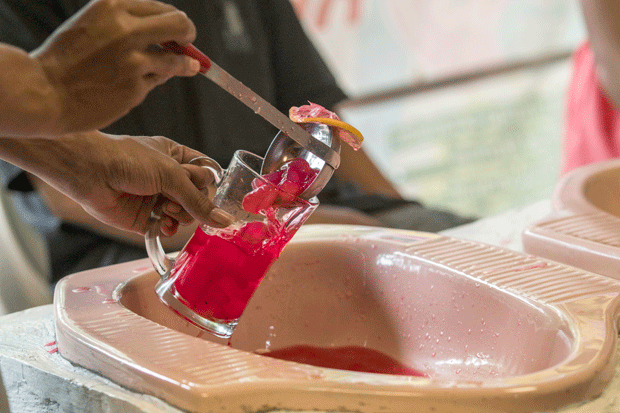 Restaurante na Indonésia serve comida em vasos sanitários (Foto: Suryo Wibowo/AFP)