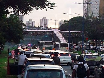 Protesto bloqueia trânsito na ACM pelo 2º segundo dia em Salvador (Foto: Josias Ribeiro/Arquivo Pessoal)