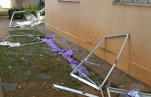 Cinco se ferem após sofá explodir durante impermeabilização em Goiás (Foto: Reprodução/TV Anhanguera)