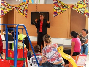 Crianças e pais assitem a apresentação de mágica (Foto: Ana Teixeira/Arquivo pessoal)