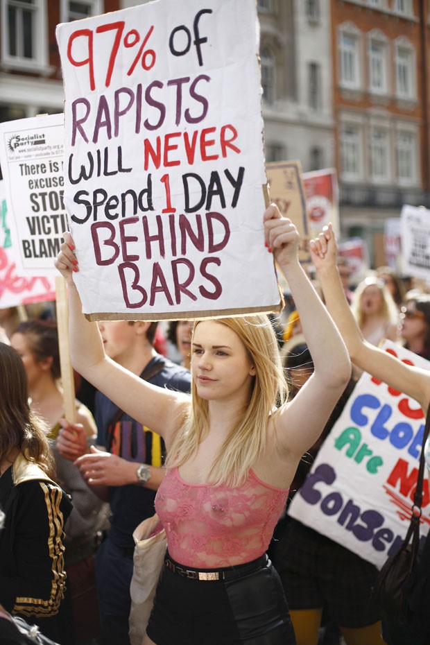 Mulheres protestaram contra a falta de punições contra acusados de violência sexual. (Foto: Justin Tallis/AFP)