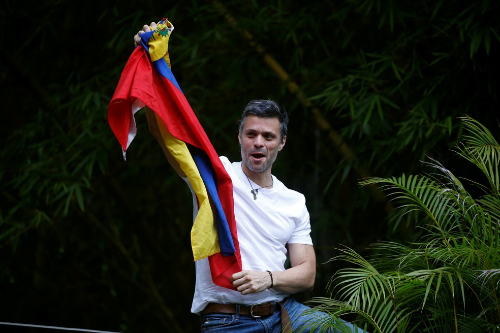 Leopoldo López comemora com bandeira da Venezuela neste sábado (8) em sua casa em Caracas (Foto: JUAN BARRETO / AFP)