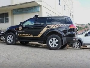 Polícia Federal na cidade de Medeiros Neto (Foto: Reprodução/TV SantaCruz)