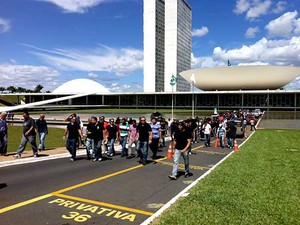 Policiais militares deixam entrada da Câmara dos Deputados, em Brasília (Foto: Isabella Formiga/G1) Policiais militares deixam entrada da Câmara dos Deputados, em Brasília (Foto: Isabella Formiga/G1)