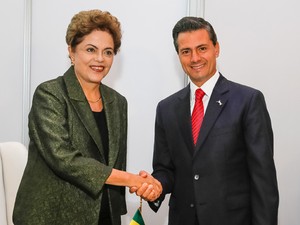 A presidente Dilma Rousseff e o presidente do México, Enrique Peña Nieto, durante encontro no Panamá (Foto: Reprodução/Twitter Blog do Planalto)