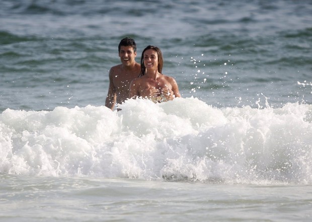 Nicole Bahls na praia (Foto: Marcos Ferreira / FotoRioNews)