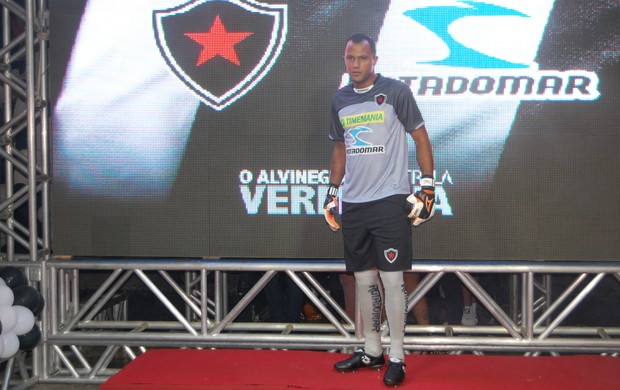Goleiro Genivaldo na apresentação do novo uniforme do Botafogo-PB (Foto: Lucas Barros / Globoesporte.com/pb)
