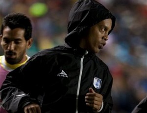 Ronaldinho se aquece no banco do Querétaro (Foto: AP)