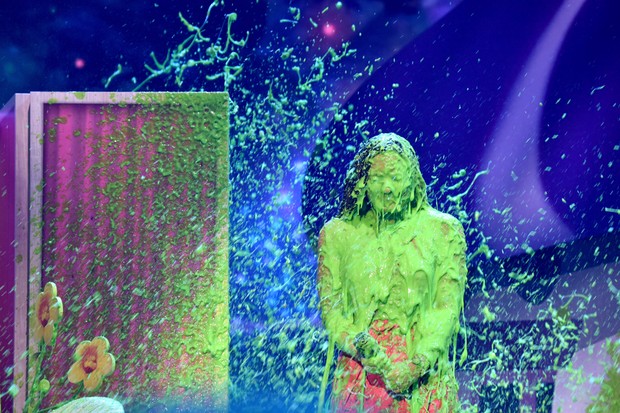 Demi Lovato leva banho de gosma verde no Kids Choice Awards (Foto: Getty Images)