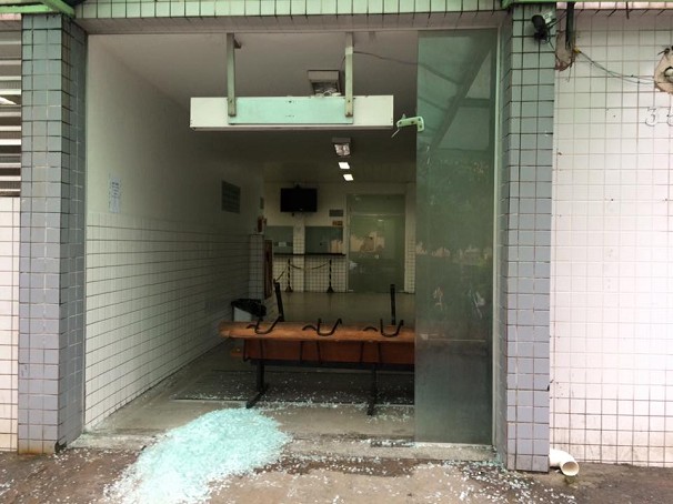 Porta de vidro foi quebrada por morador que não teve atendimento médico (Foto: Solange Freitas)