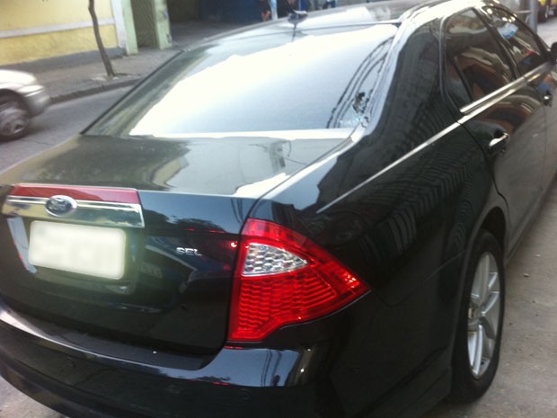 Carro do deputado com marca de tiro  (Foto: Livia Torres/G1)