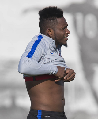 Afastado do elenco, Willians mantém rotina de treinos no Corinthians