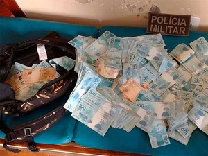 Dinheiro apreendido pela Polícia Militar com suspeitos de estelionato no sul da Bahia (Foto: Divulgação/PM)