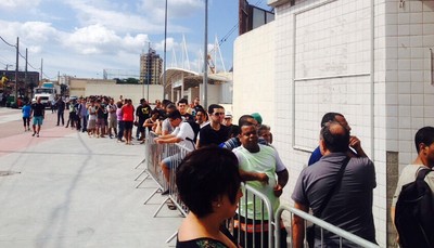 Torcedores fazem fila no Nilton Santos para comprar ingressos (Foto: Marcelo Baltar / GloboEsporte.com)