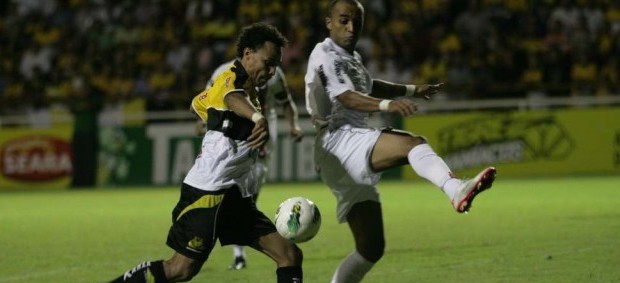 Atacante Ricardinho no jogo do Atlético-PR contra o Criciúma (Foto: Divulgação/Site oficial do Criciúma)