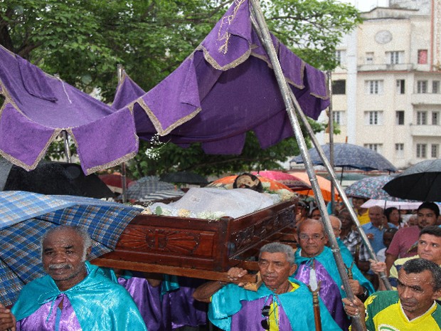 Católicos participam da Procissão do Senhor Morto em São Luís (Foto: Biné Morais / O Estado)