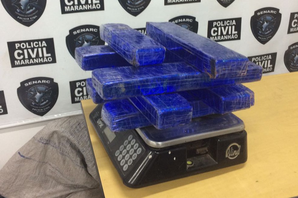Droga estava embalada em papel de presente azal (Foto: Senarc / Divulgação)