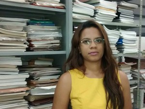 Karine Barbosa comenta que o reaproveitamento é a palavra-chave do consumo sustentável  (Foto: Carlienne Carpaso/G1)