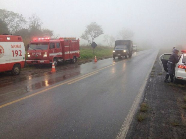 Neblina e chuva contribuÃ­ram para o acidente, segundo a polÃ­cia (Foto: FÃ¡bio Campos/ TV TEM)