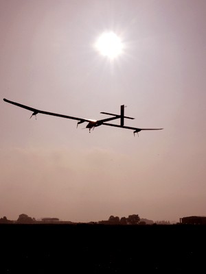 Avião impulsionado por energia solar faz 1º voo intercontinental (Reuters)