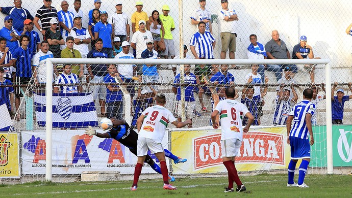 Jeferson em uma das diversas defesas que fez durante o confronto (Foto: Ailton Cruz/Gazeta de Alagoas)