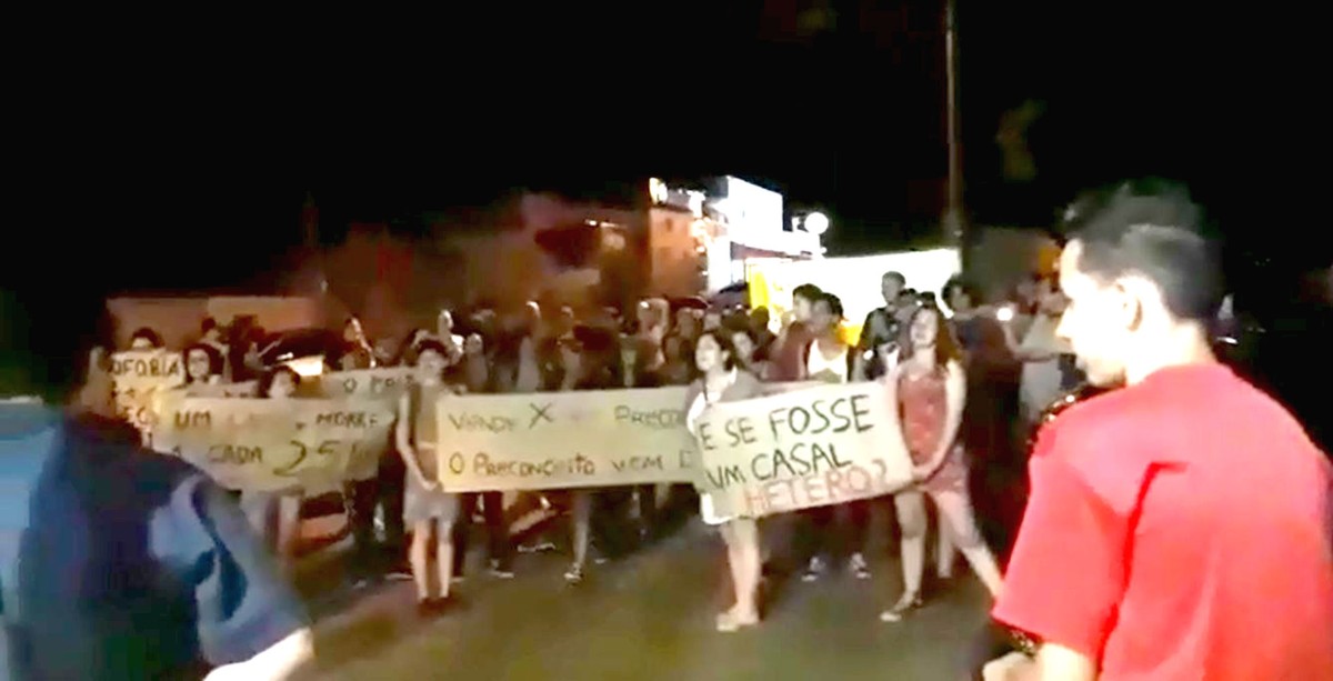 Estudantes E Ativistas Fazem Ato Ap S Casal Gay Relatar Discrimina O Em Lanchonete Bauru E