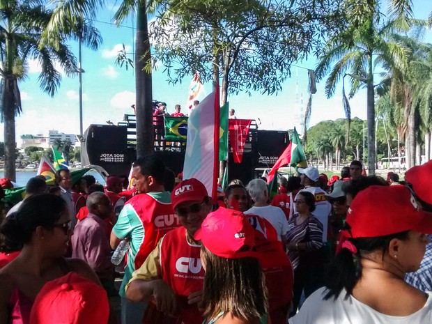 Manifestantes se reunem na Lagoa do Parque Solon de Lucena, no centro de João Pessoa, na Paraíba (Foto: Krystine Carneiro/G1)