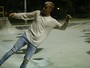 Justin Bieber anda de skate após show no Rio