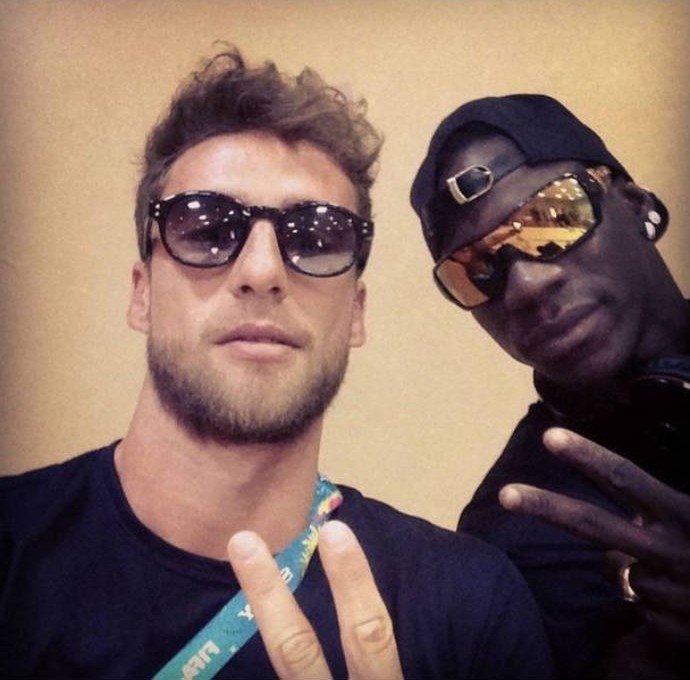 Balotelli and Marchisio of stylish sunglasses (Photo: Playback)