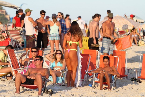 Nicole Bahls na praia (Foto: Henrique Oliveira/ Photo Rio News)